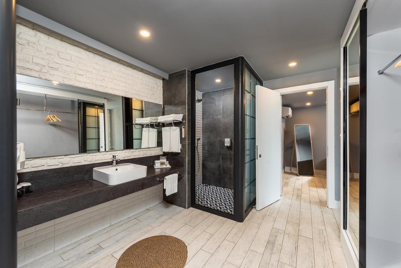 Premium Beachfront White Suite