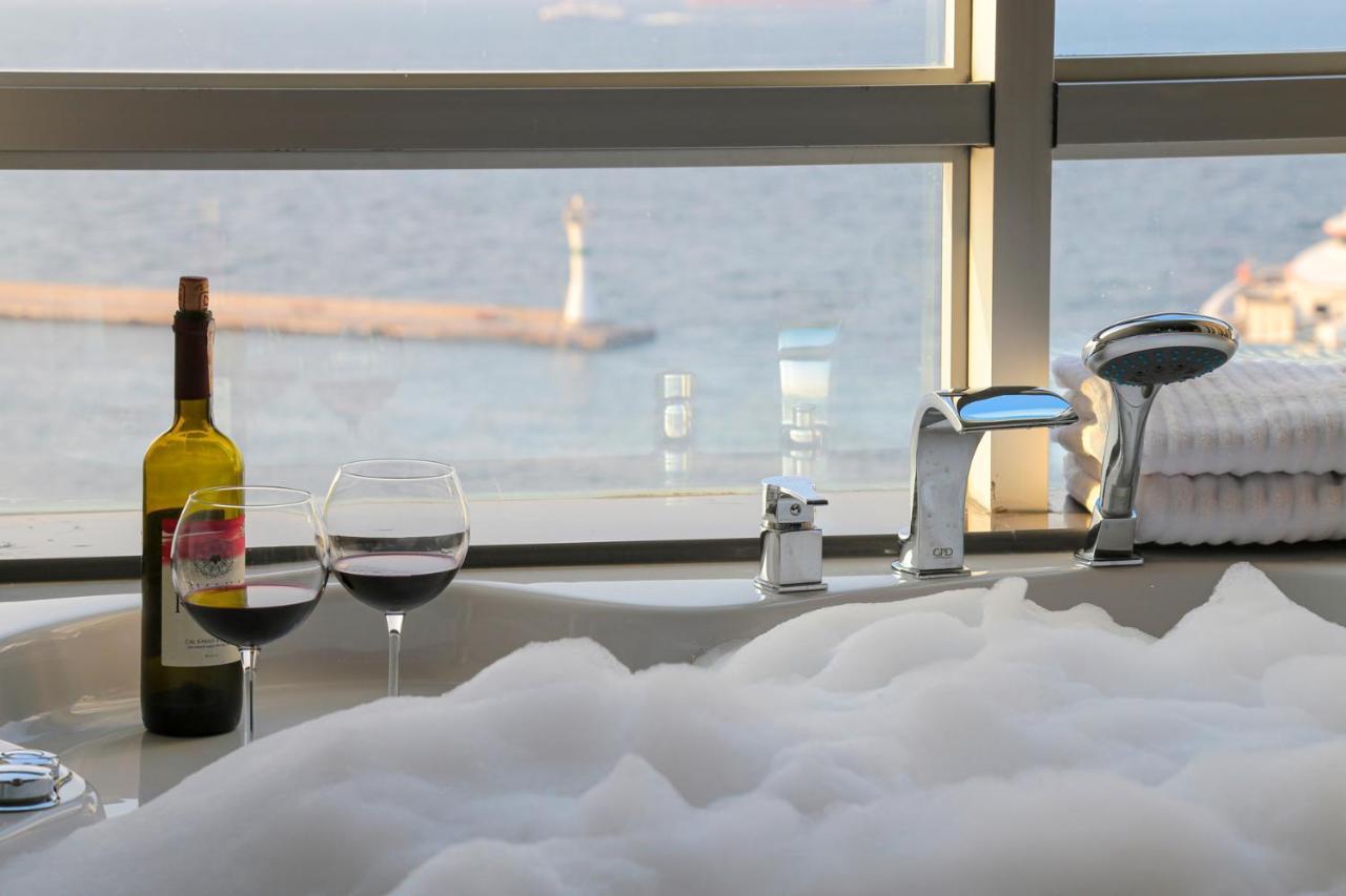 Zimmer mit Kingsize-Bett und Meerblick