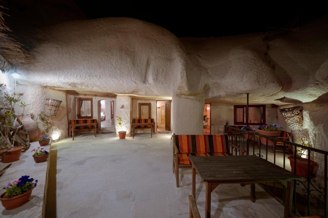 Deluxe Family Cave Room