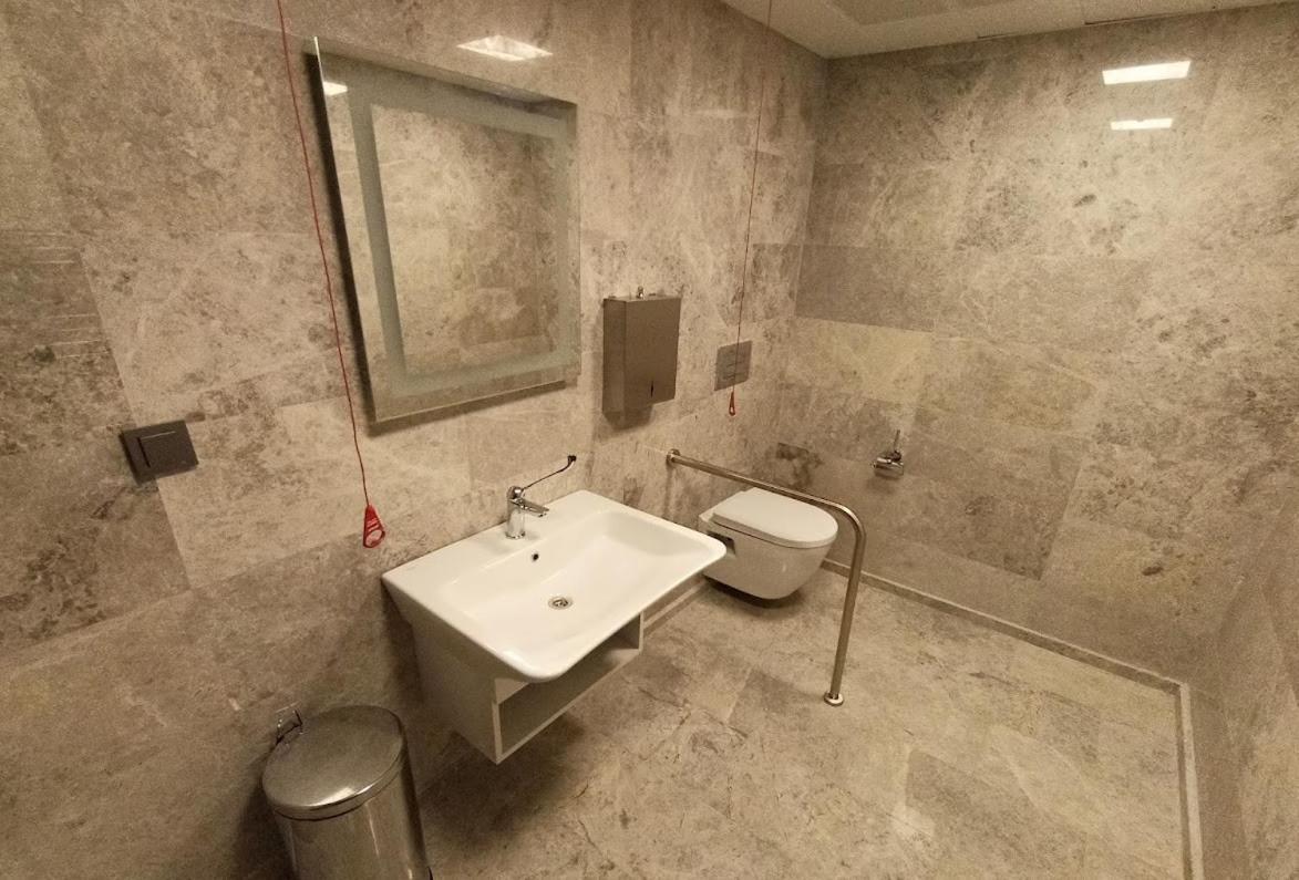 Queen Room with Roll-In Shower - Mobility/Hearing Accessible - Non-Smoking