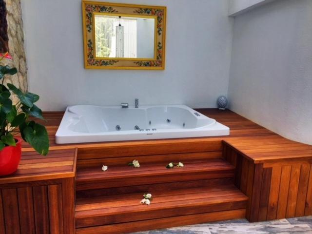 Zimmer mit Queensize-Bett und Whirlpool-Badewanne