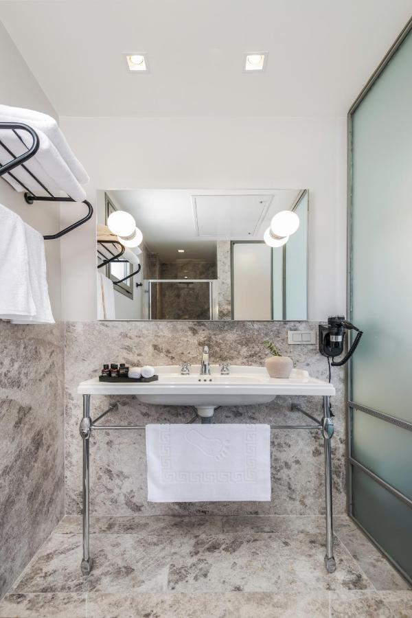 Deluxe Room with Pool Connection
