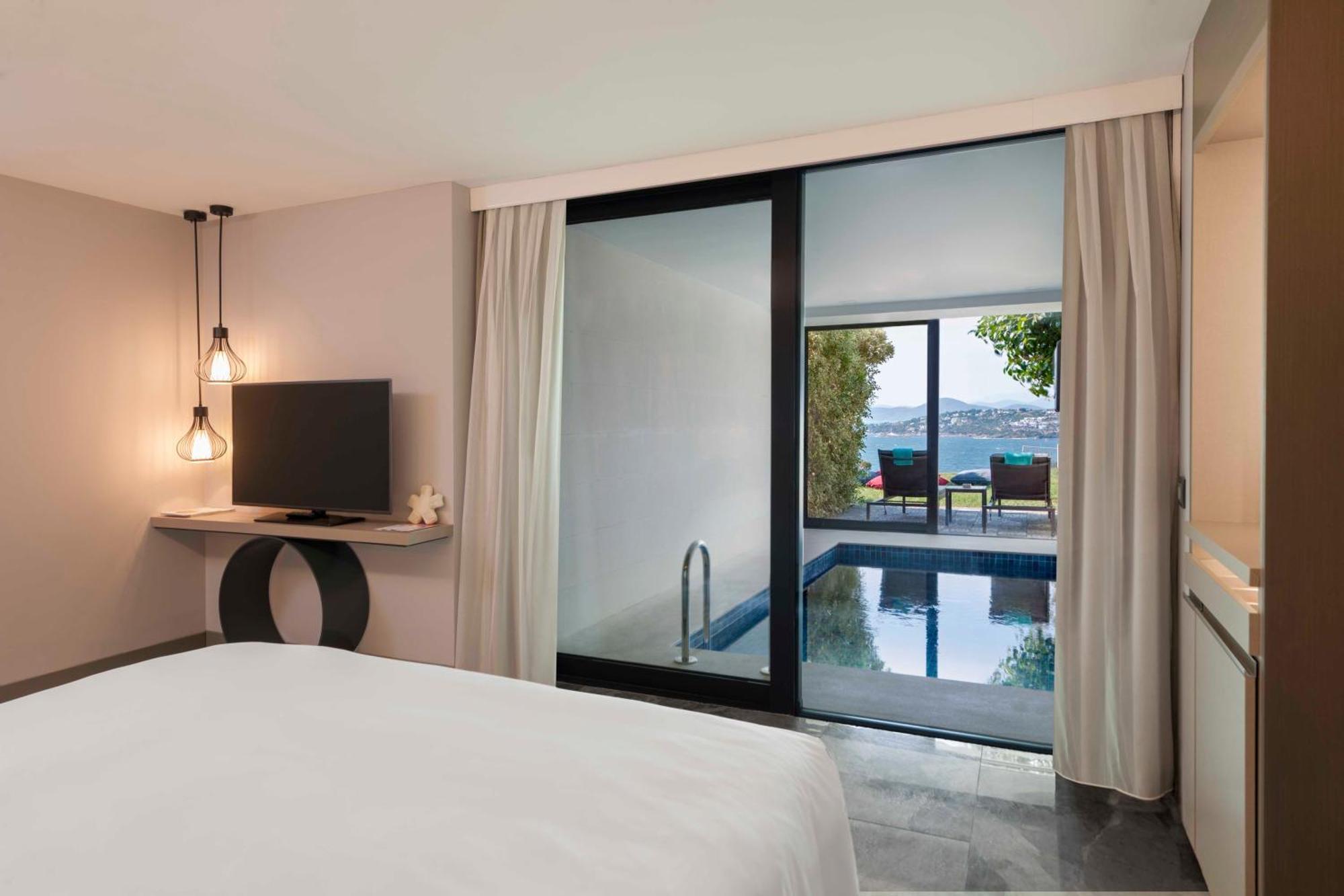 Innenpool-Suite mit 1 Schlafzimmer, Kingsize-Bett und Meerblick