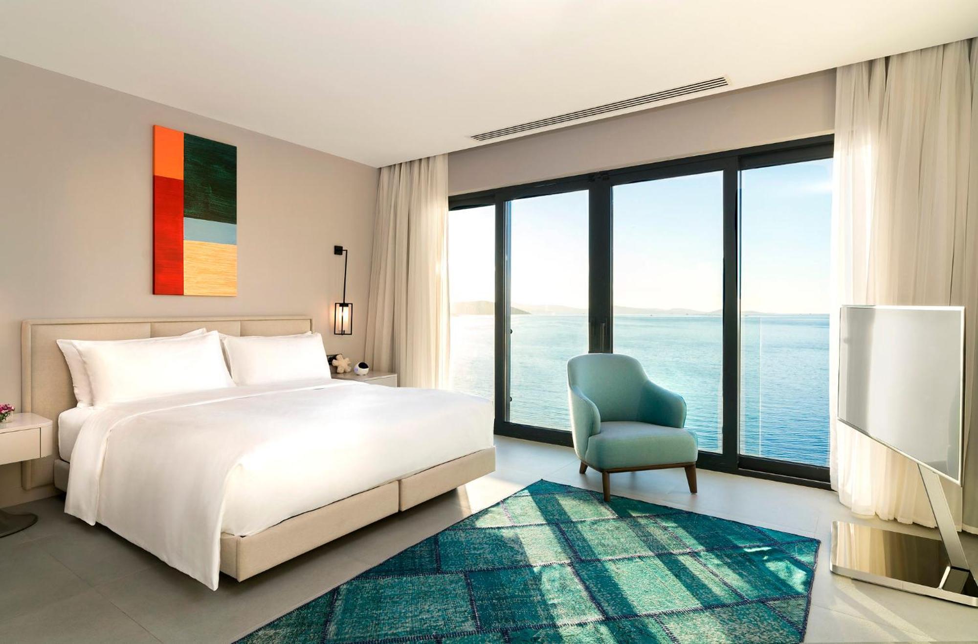 Deluxe Seaview sofa Guest room 1 King Sea view,1558607695:JPEG