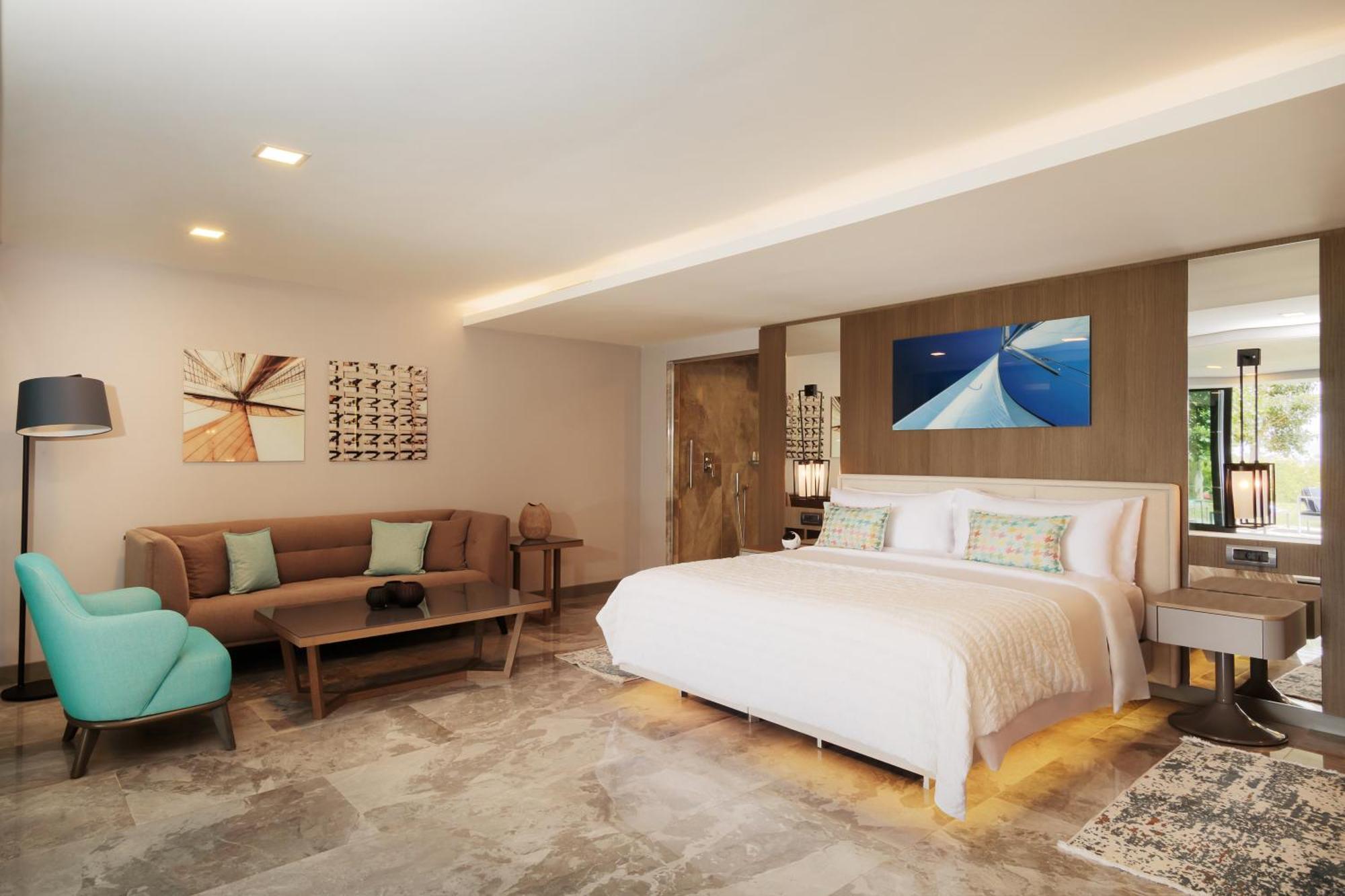 Grand Innenpool-Suite mit 1 Schlafzimmer, Kingsize-Bett und Meerblick