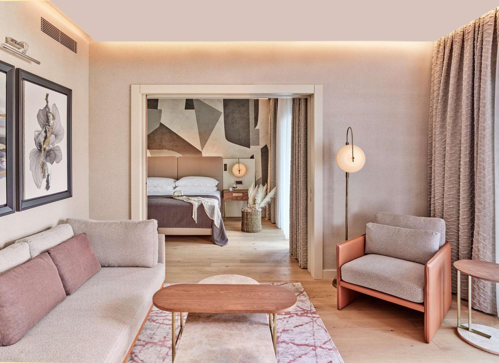 Lake House Zimmer mit Kingsize-Bett und Poolblick
