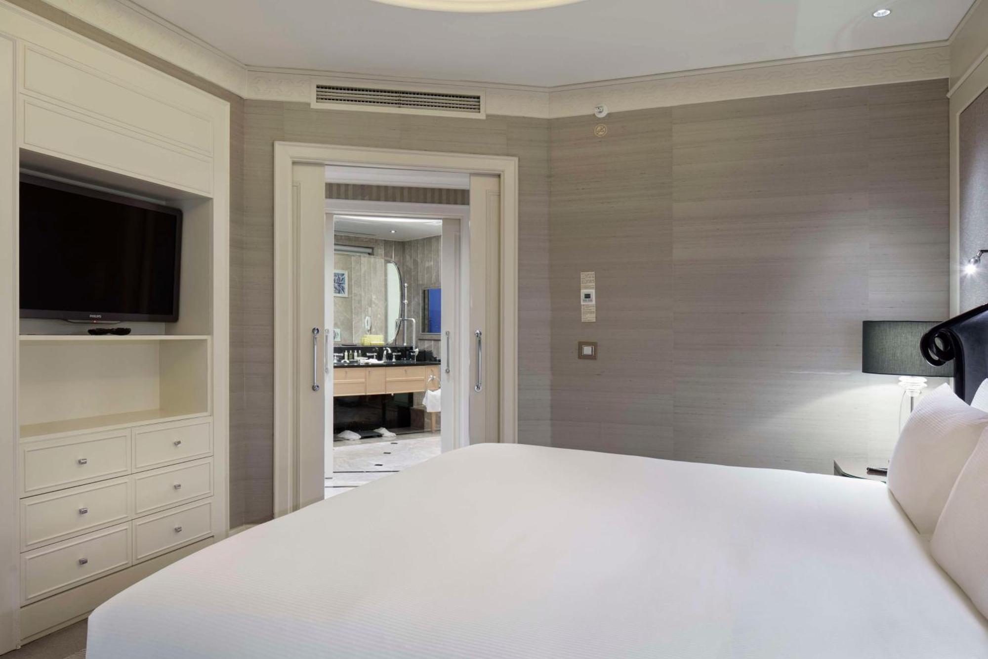 One-Bedroom Corner Suite Access to Executive Lounge,1548867160:JPEG