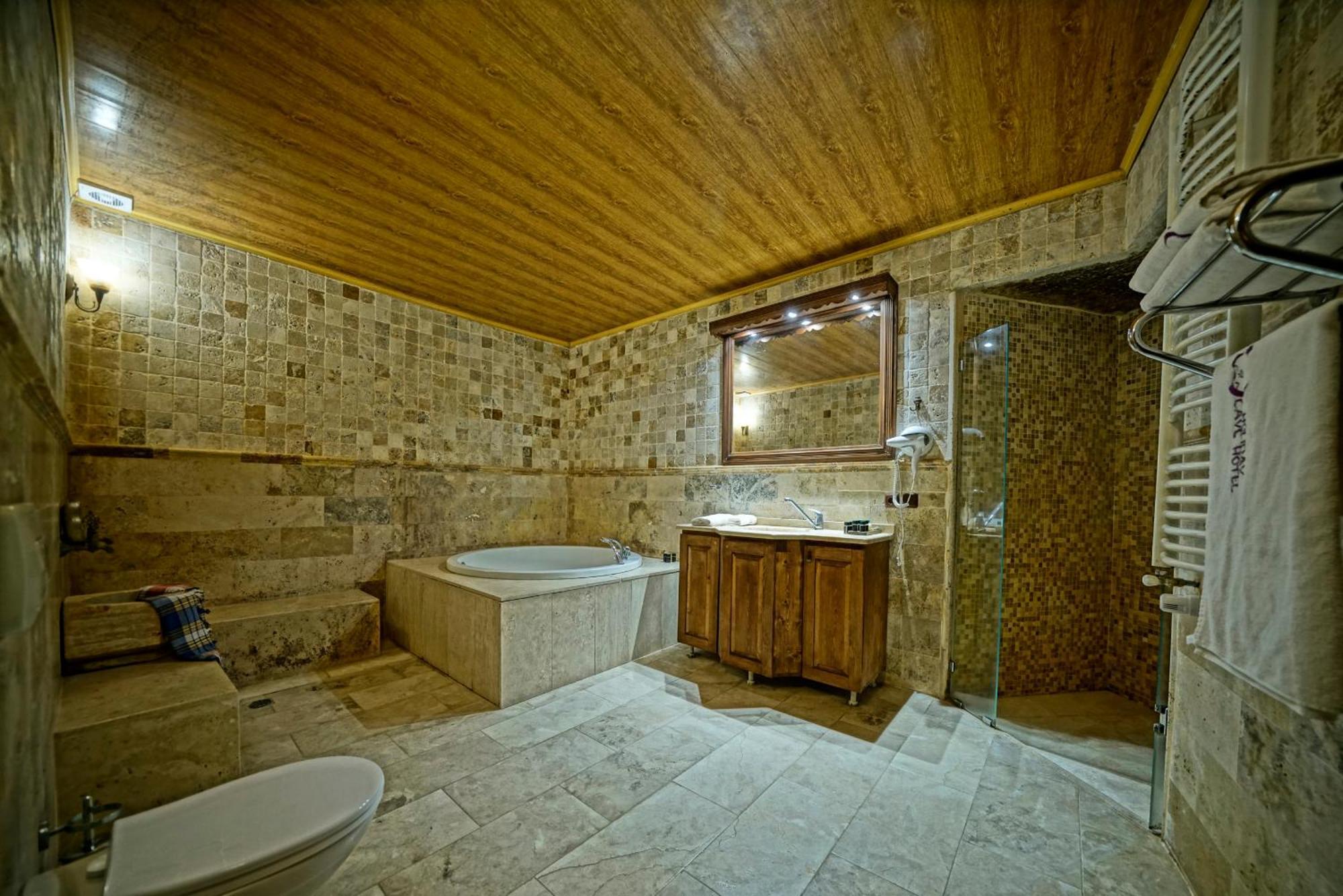 Deluxe Üç Kişilik Mağara Odası
