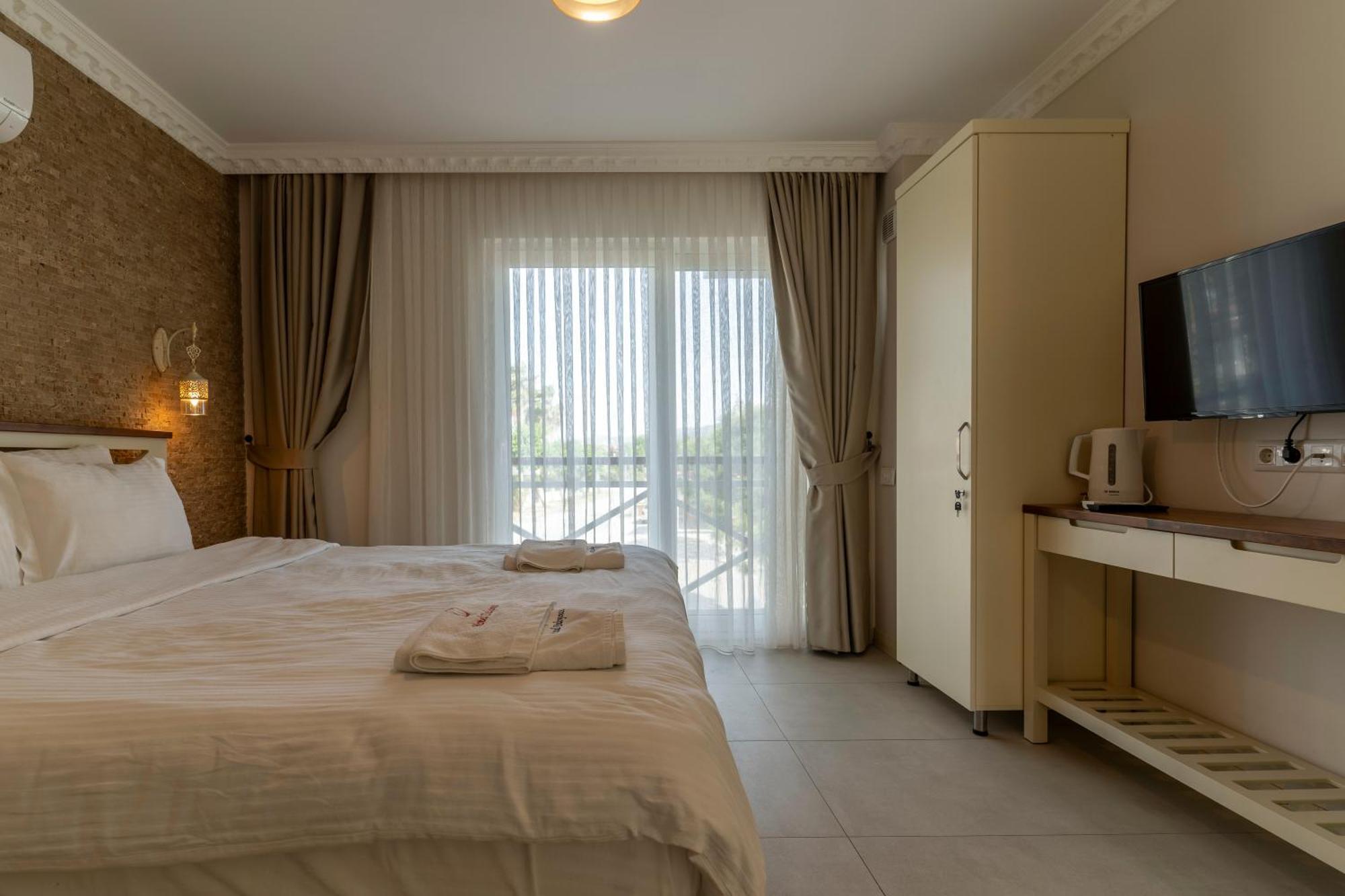 Deluxe Double Room,1585504001:JPEG