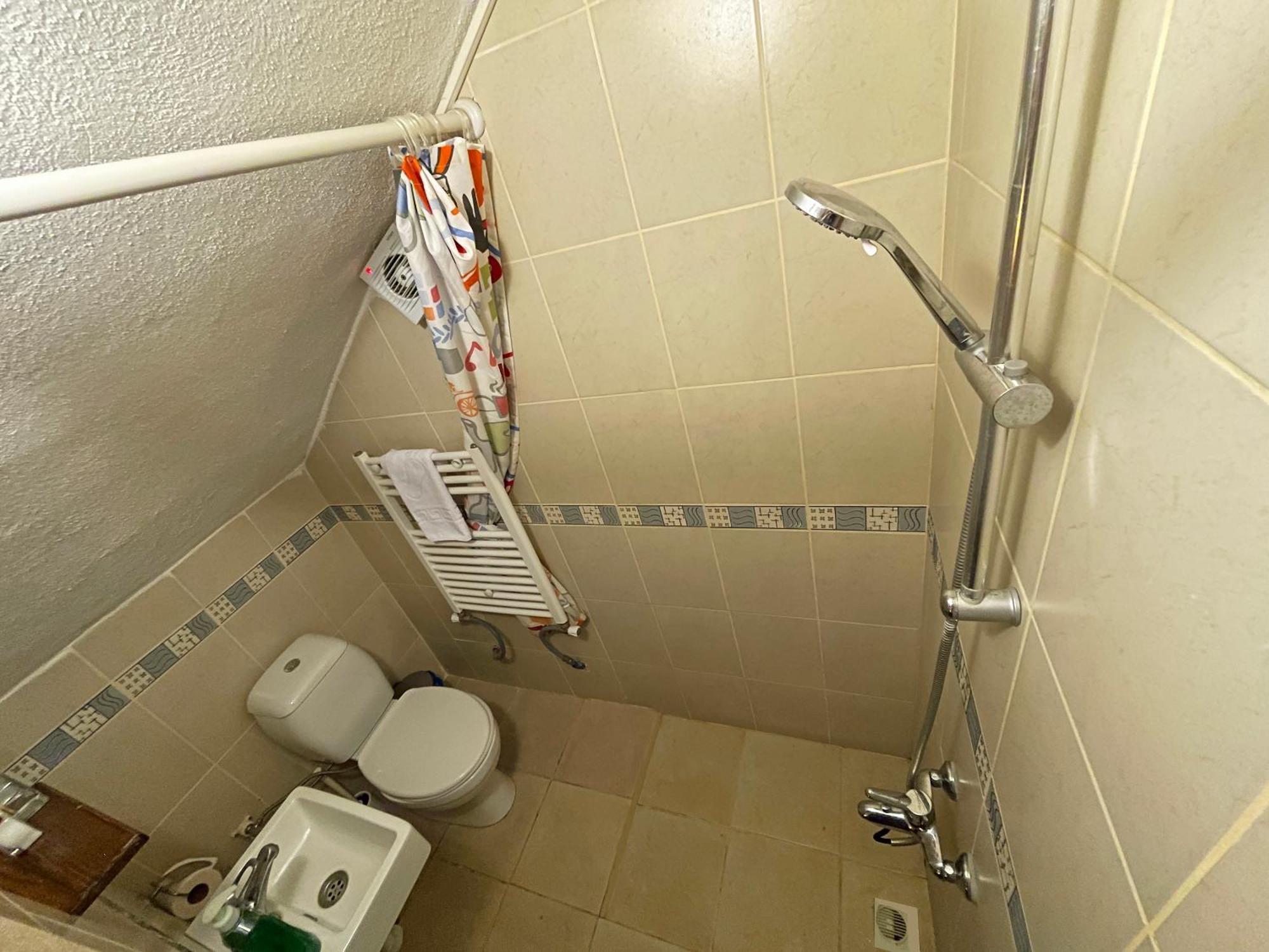 Quarto Econômico com 2 Camas de Solteiro