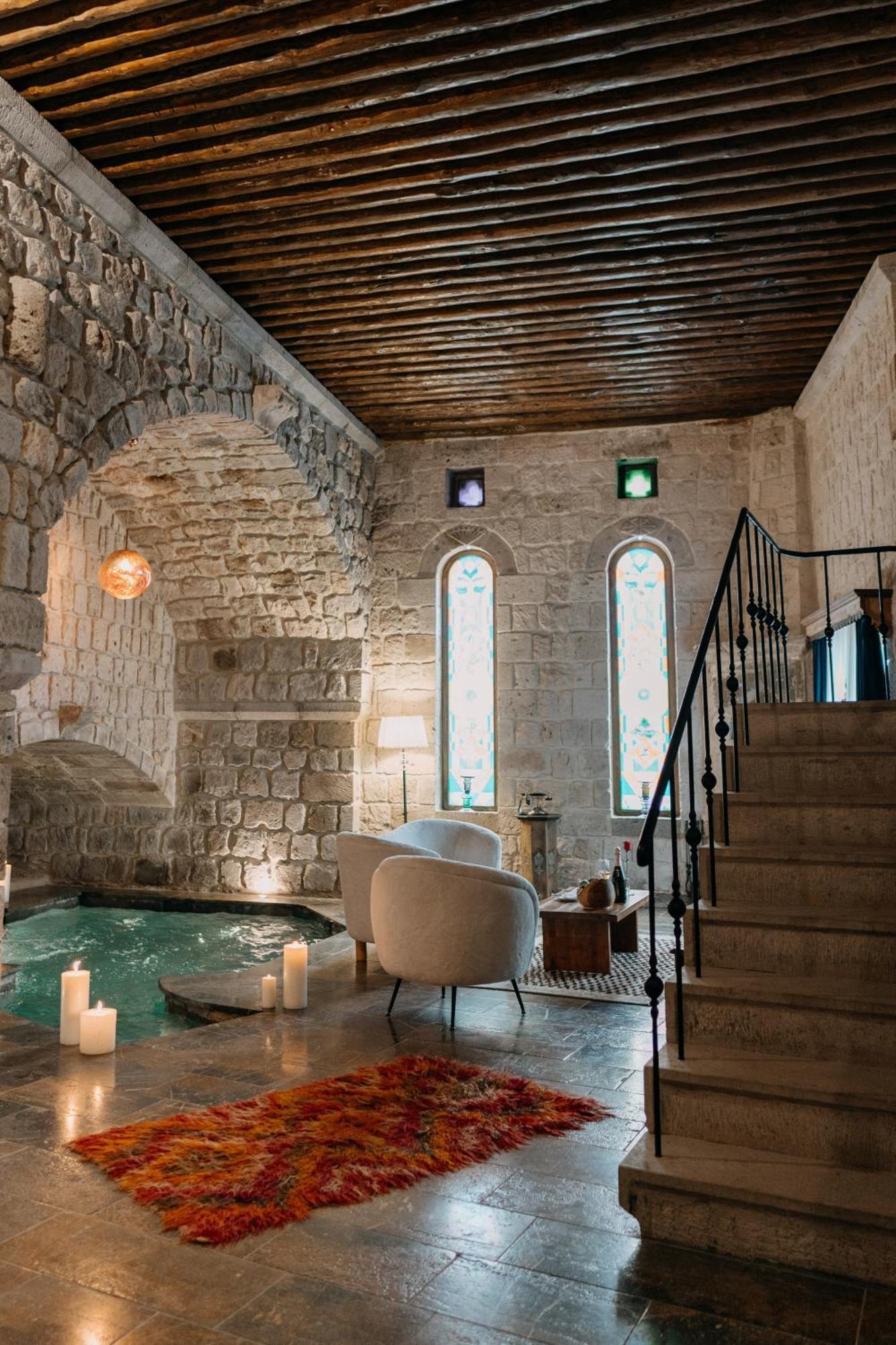 Imperial Poolsuite