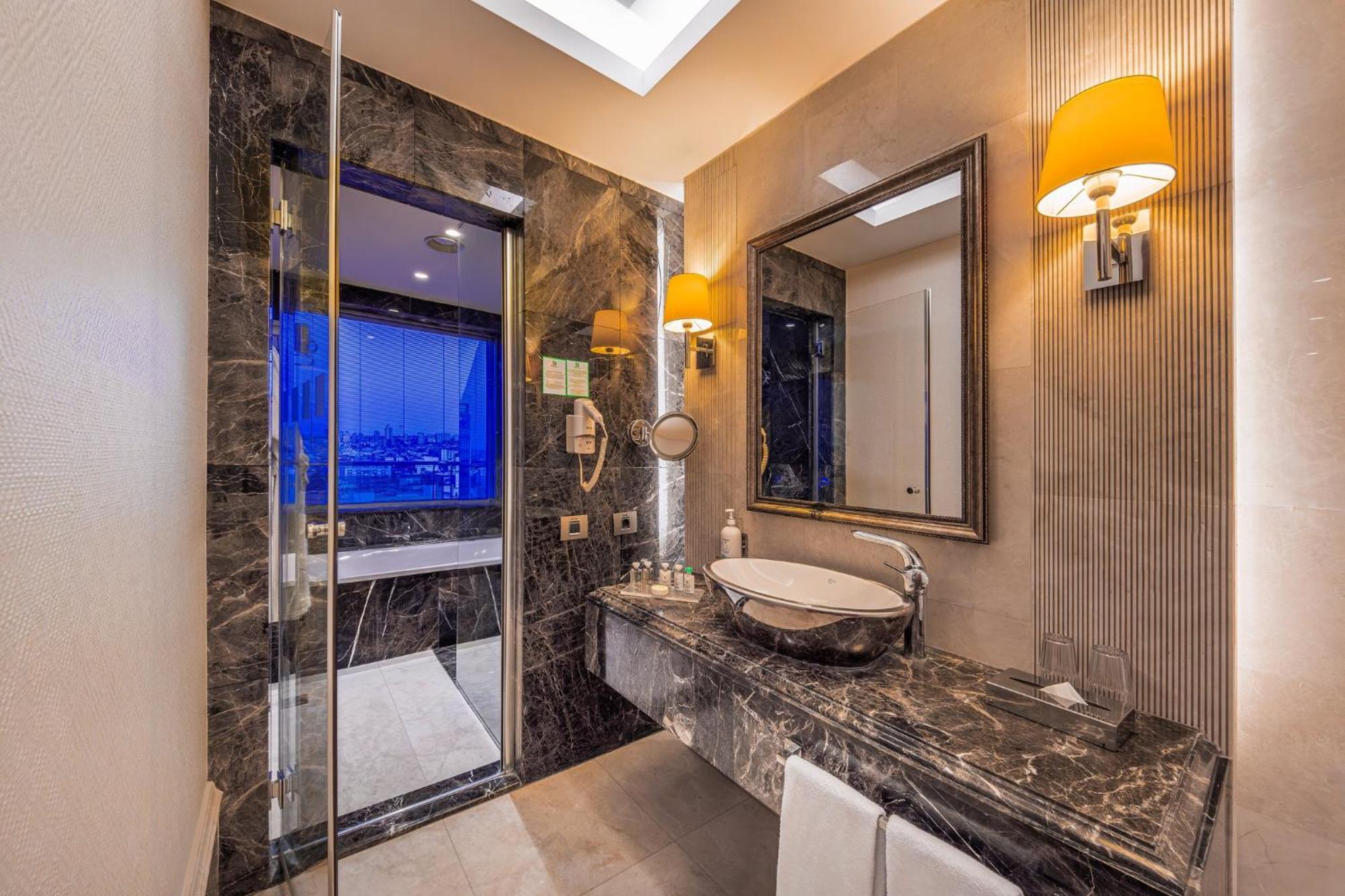 King Suite with Jetted Tub - Smoking