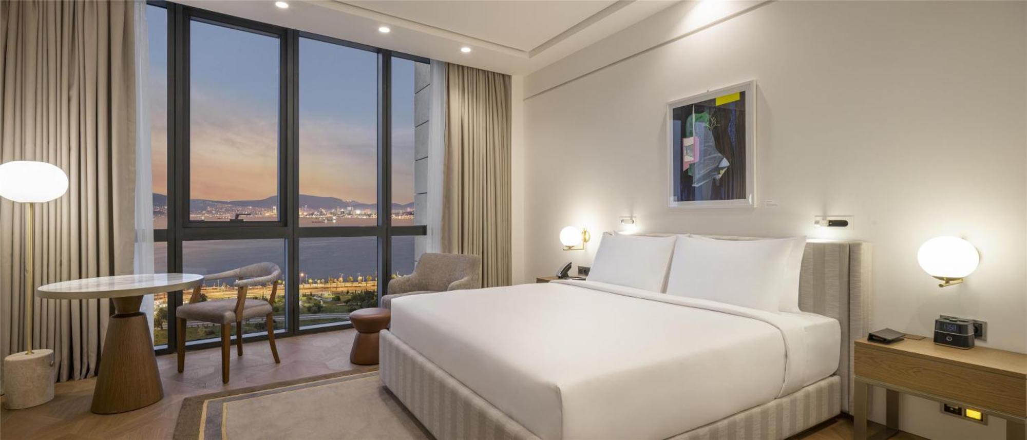 Deluxe Zimmer mit Kingsize-Bett, Balkon und Zugang zum Club