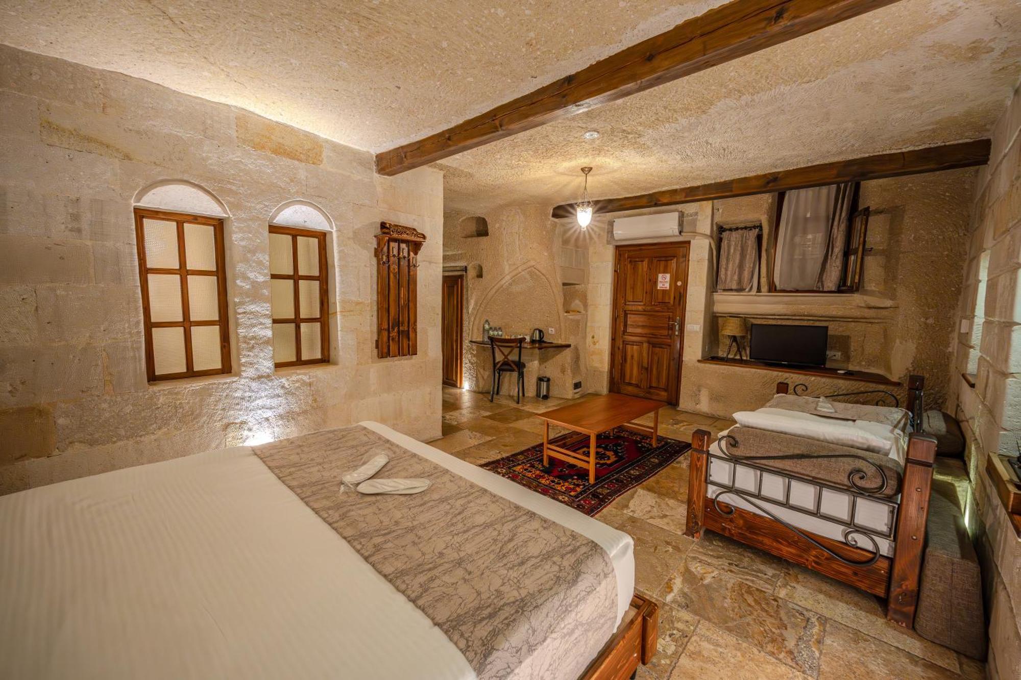 Superior Family Cave Room 102