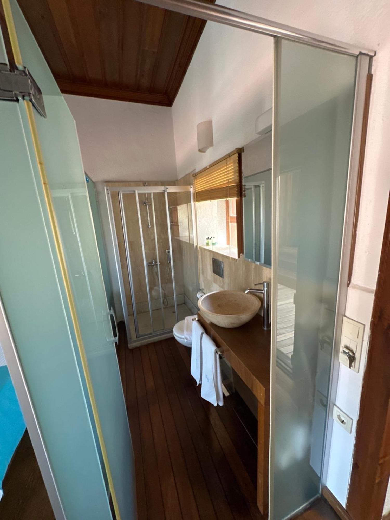 Deluxe Double Room with Side Sea View