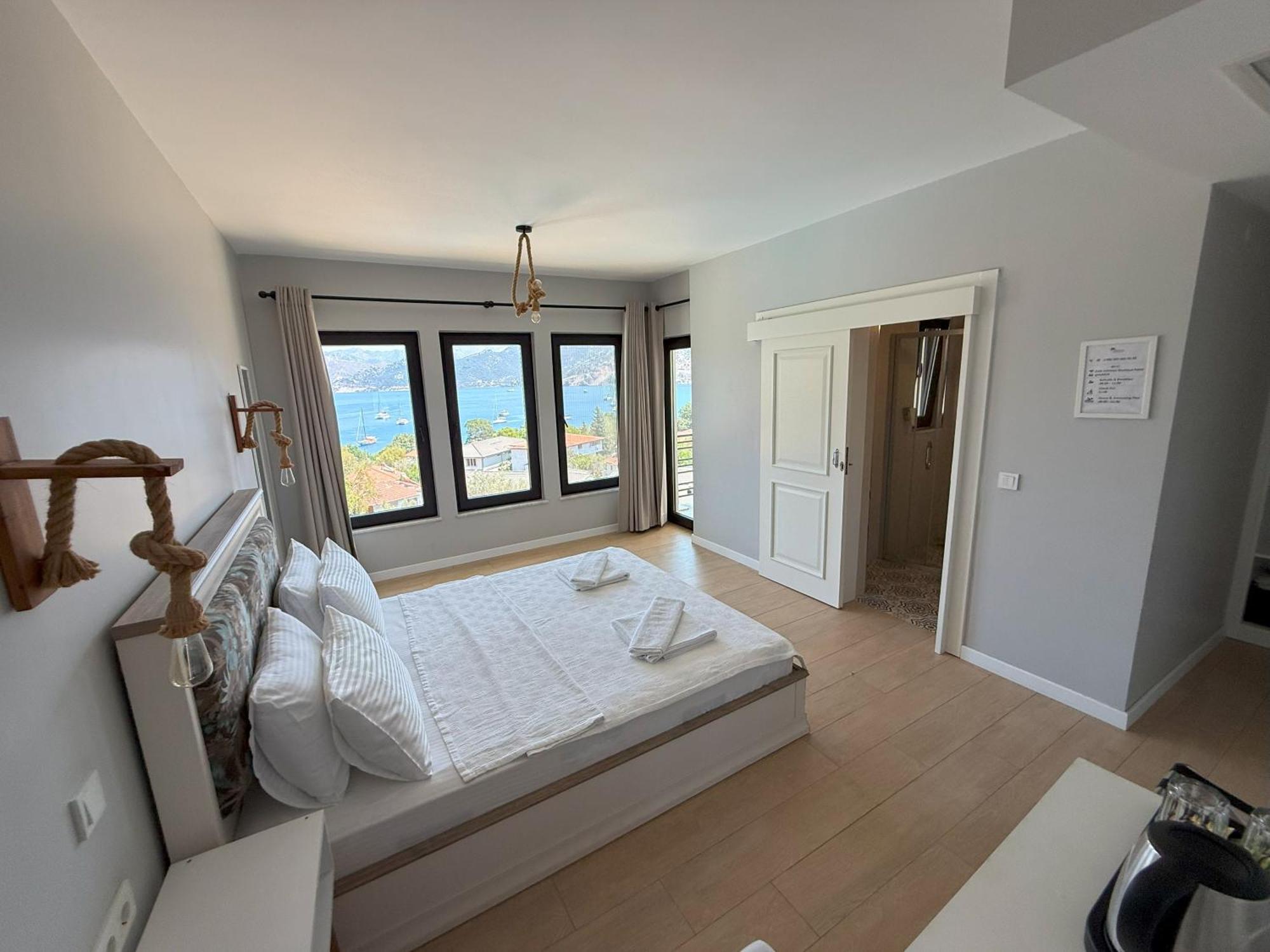 Deluxe Üç Kişilik Oda - Deniz Manzaralı
