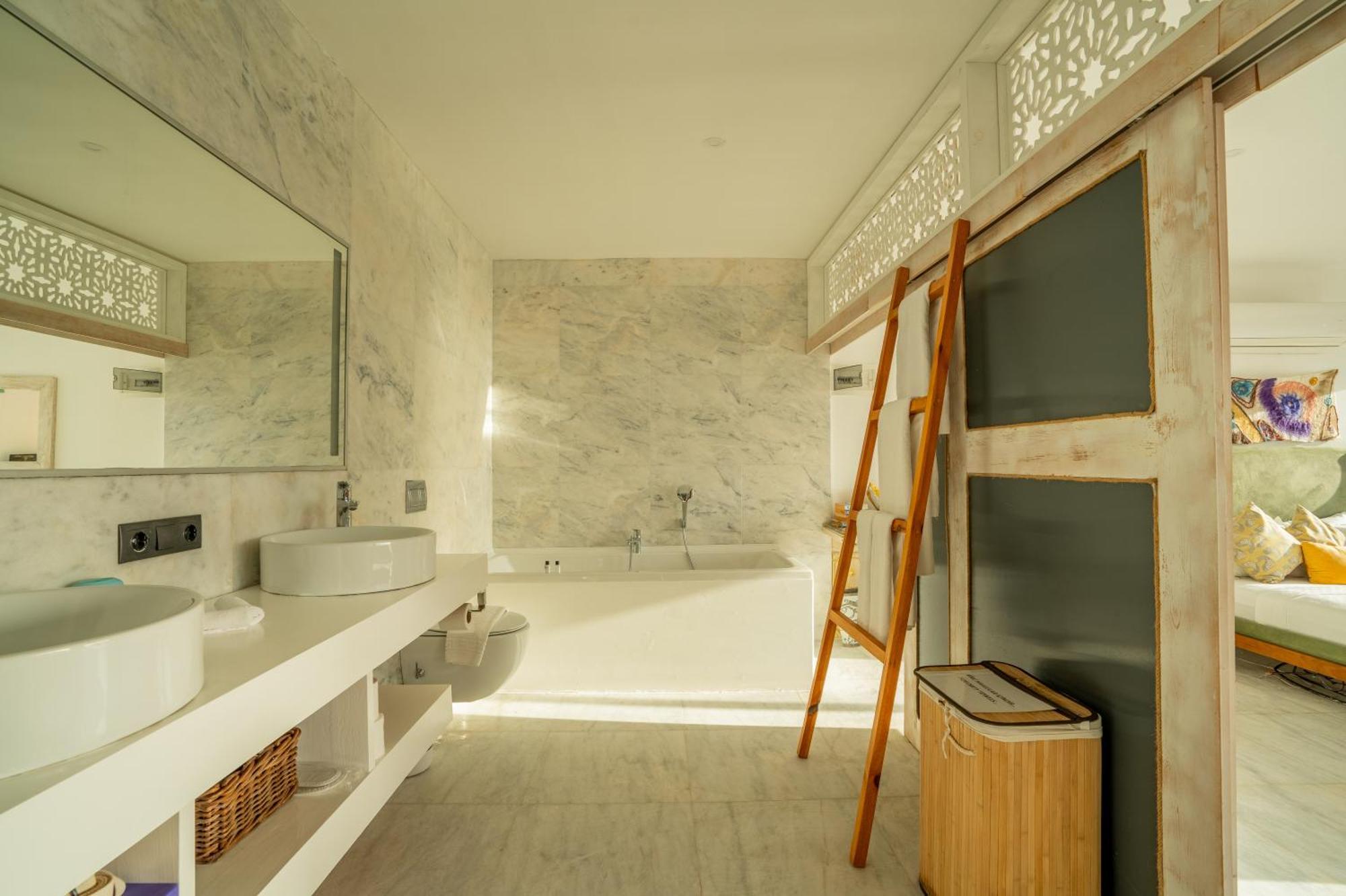 Queen Suite with Spa Bath