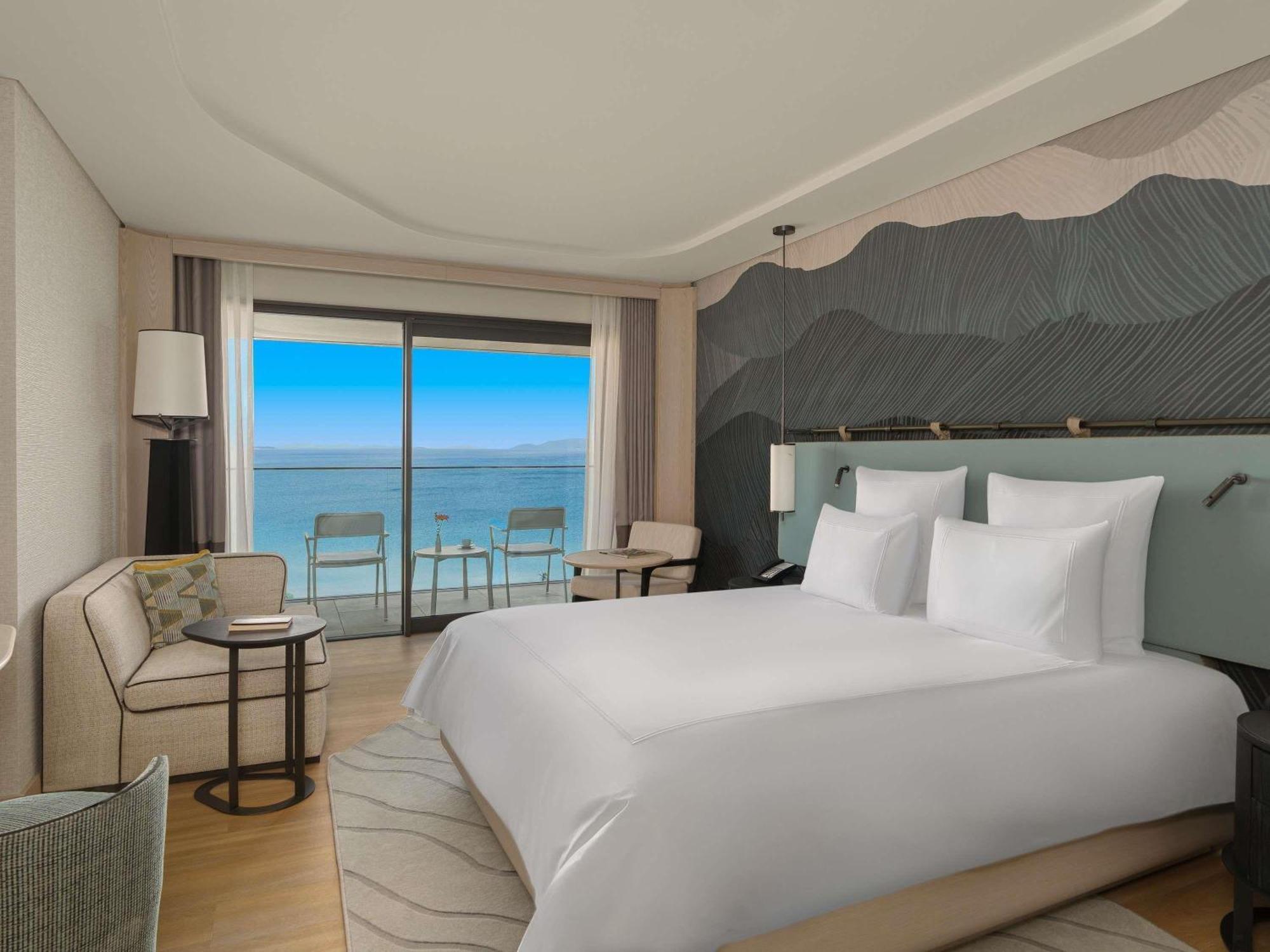Zimmer Swiss Select mit Kingsize-Bett und Meerblick