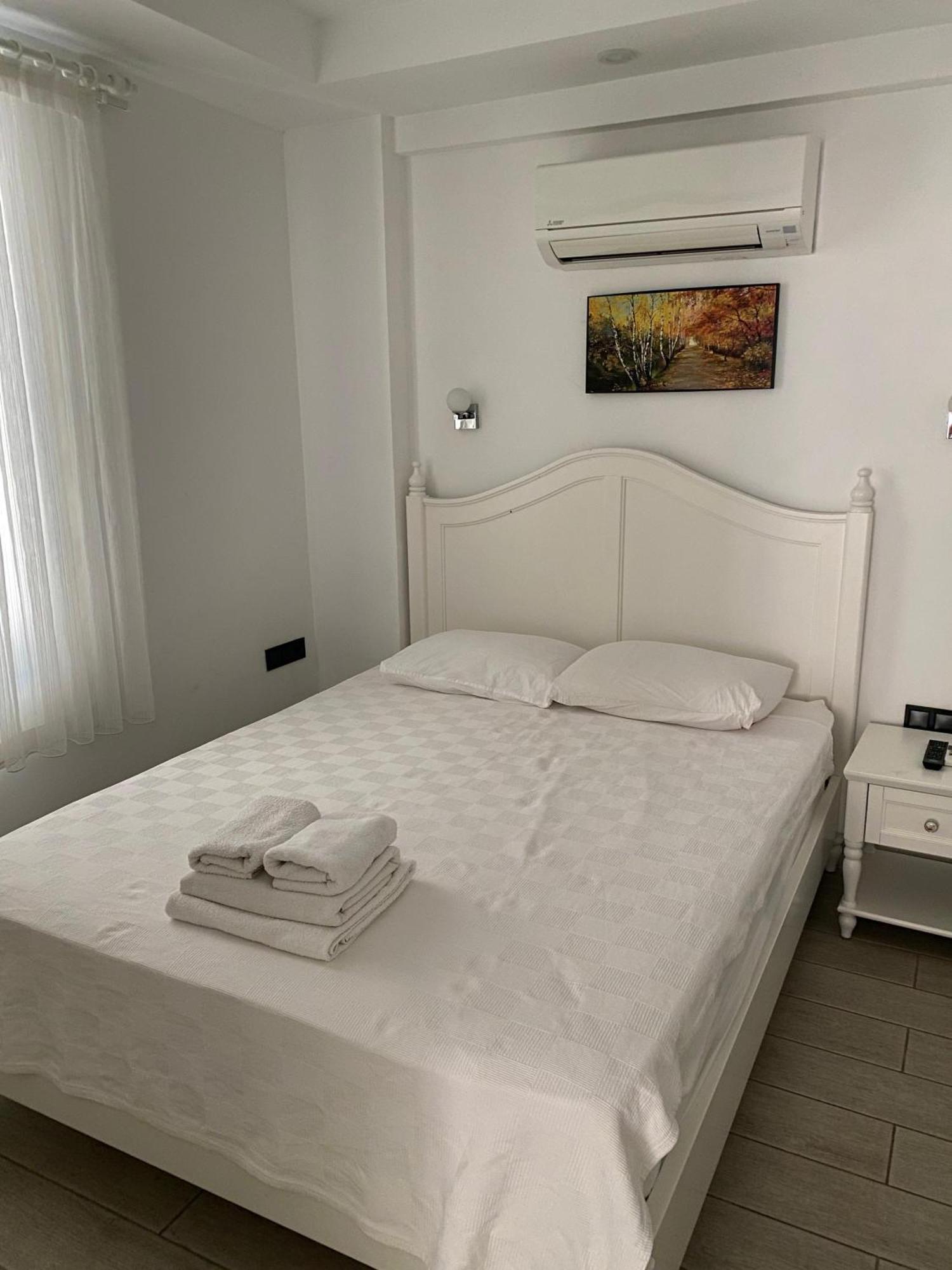 One-Bedroom Apartment with Balcony - Partial Sea View