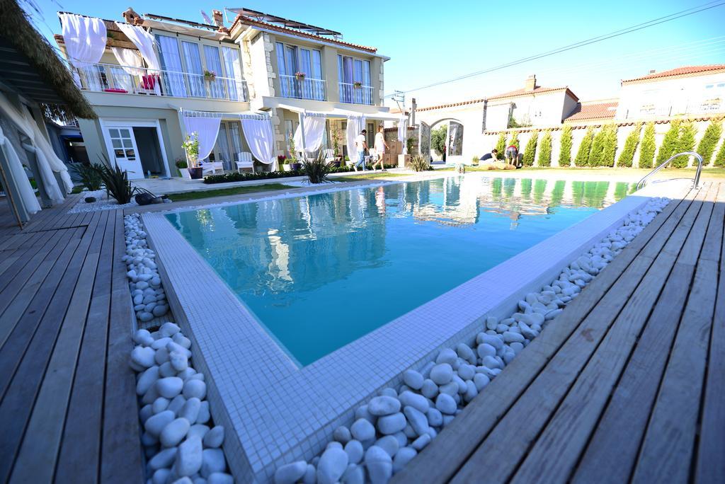 Deluxe Çift Kişilik Oda - Bahçe ve Havuz Manzaralı