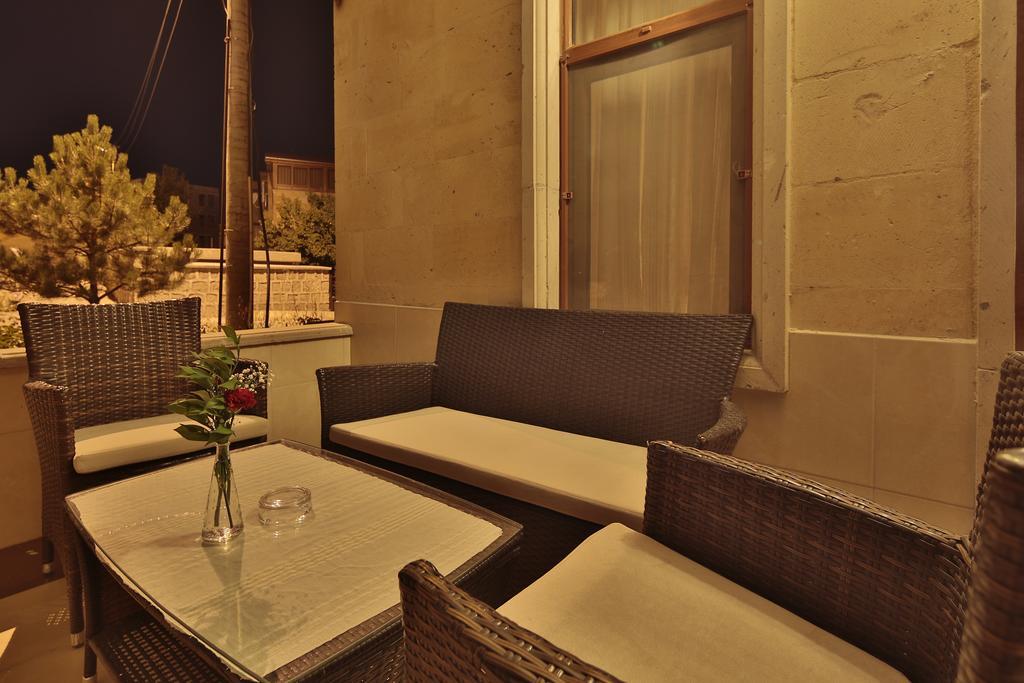 Deluxe Üç Kişilik Taş Oda - Balkonlu