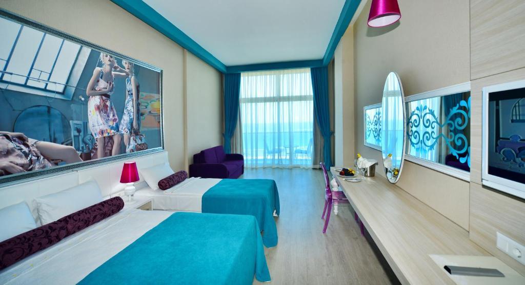 Doppel-/Zweibettzimmer mit seitlichem Meerblick