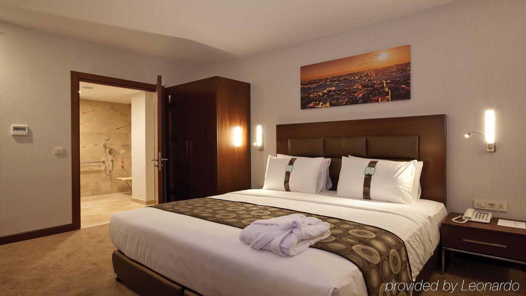 Double Room with Mobility access Tub - Smoking