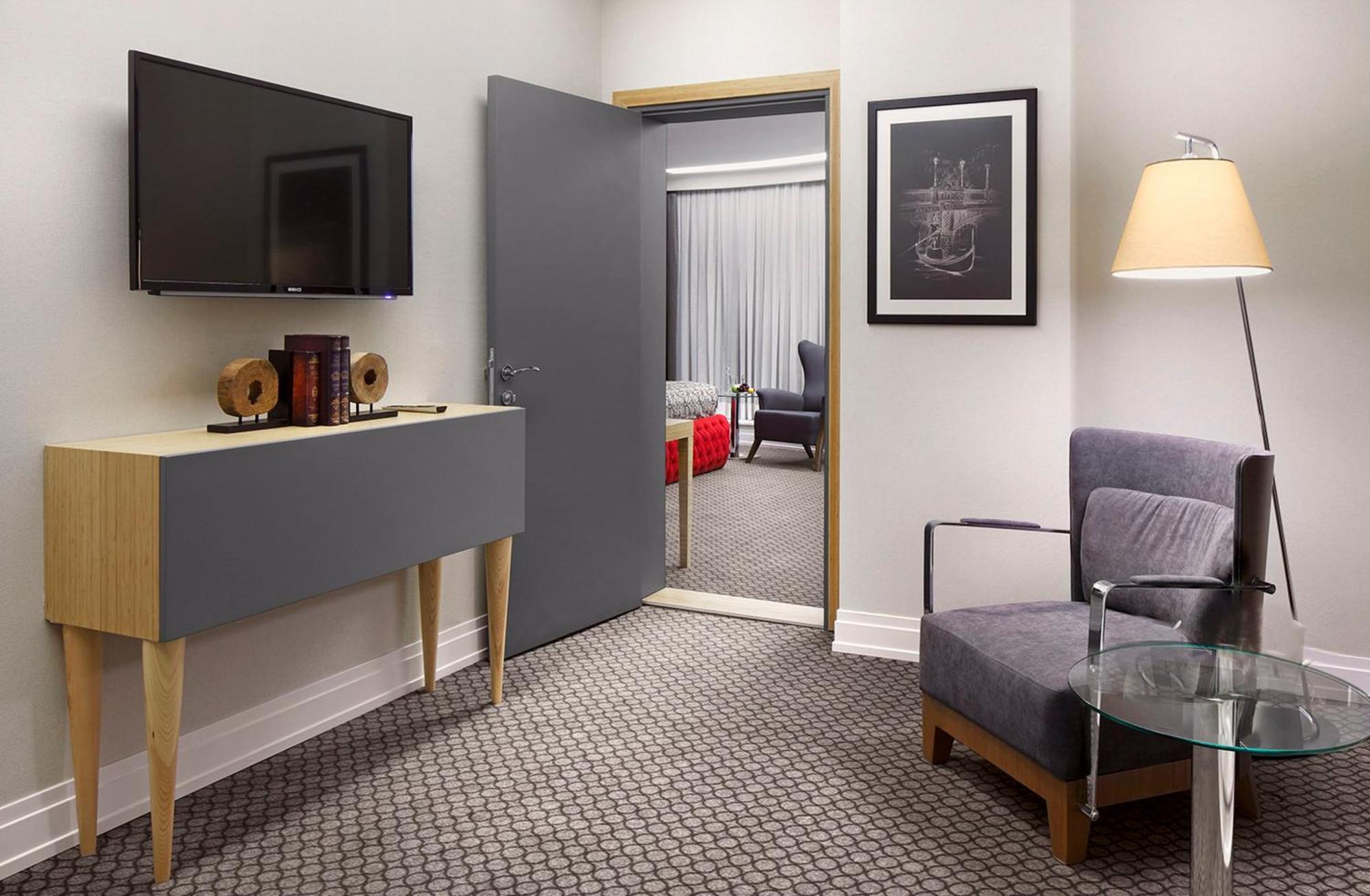 Corner Family Suite - Non-Smoking