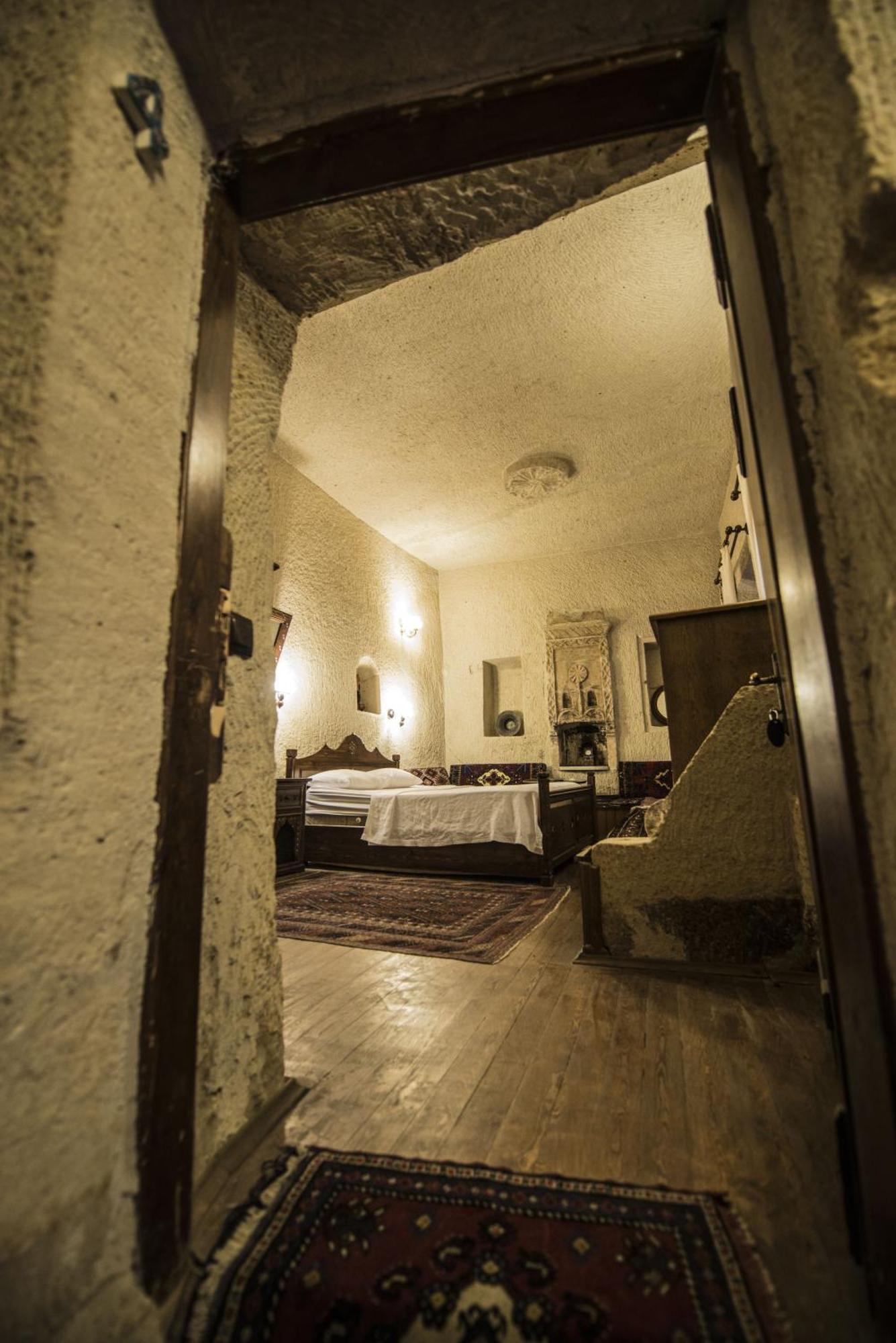Deluxe Cave Room
