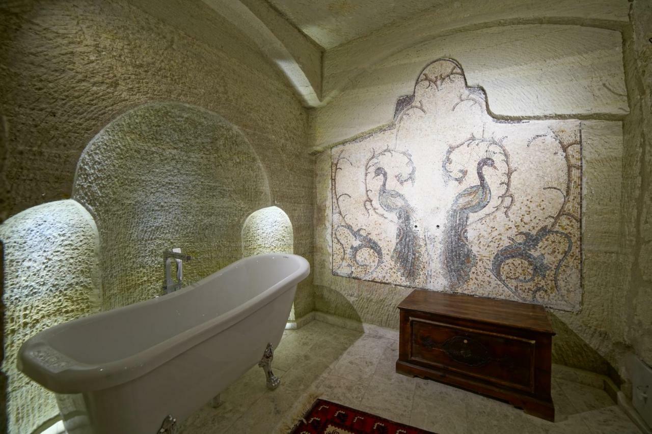 Cave Suite with Bathtub