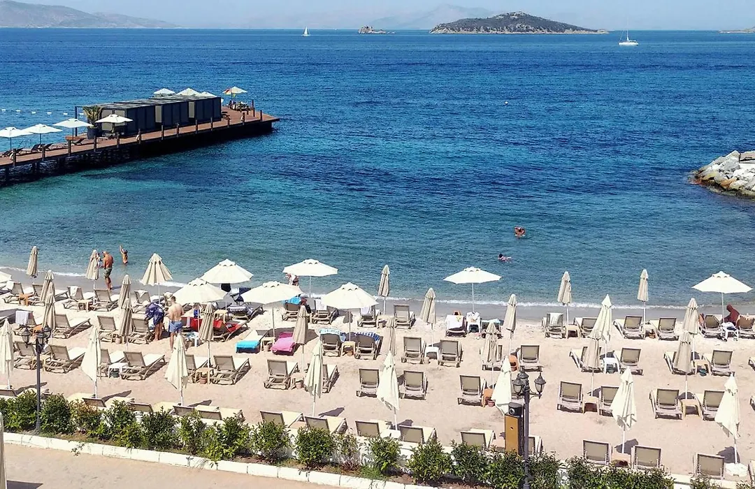 Small Beach Hotel-1