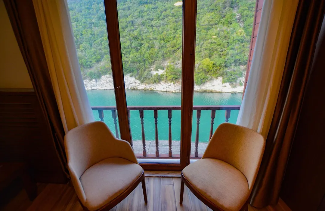Hill River Hotel-1