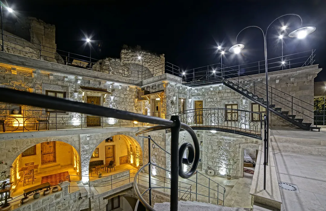 Risus Cave Suites-1