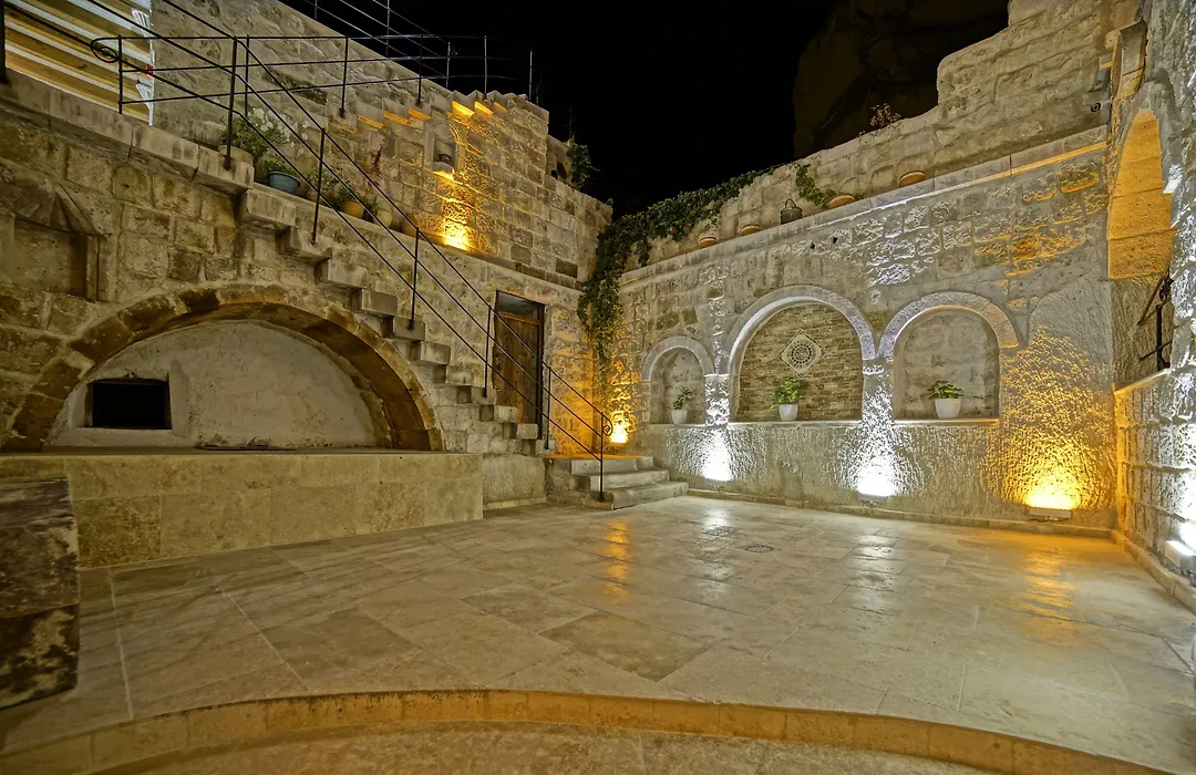 Risus Cave Suites-1
