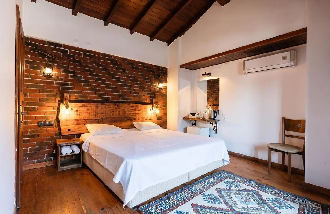 Amazon Petite Palace-1