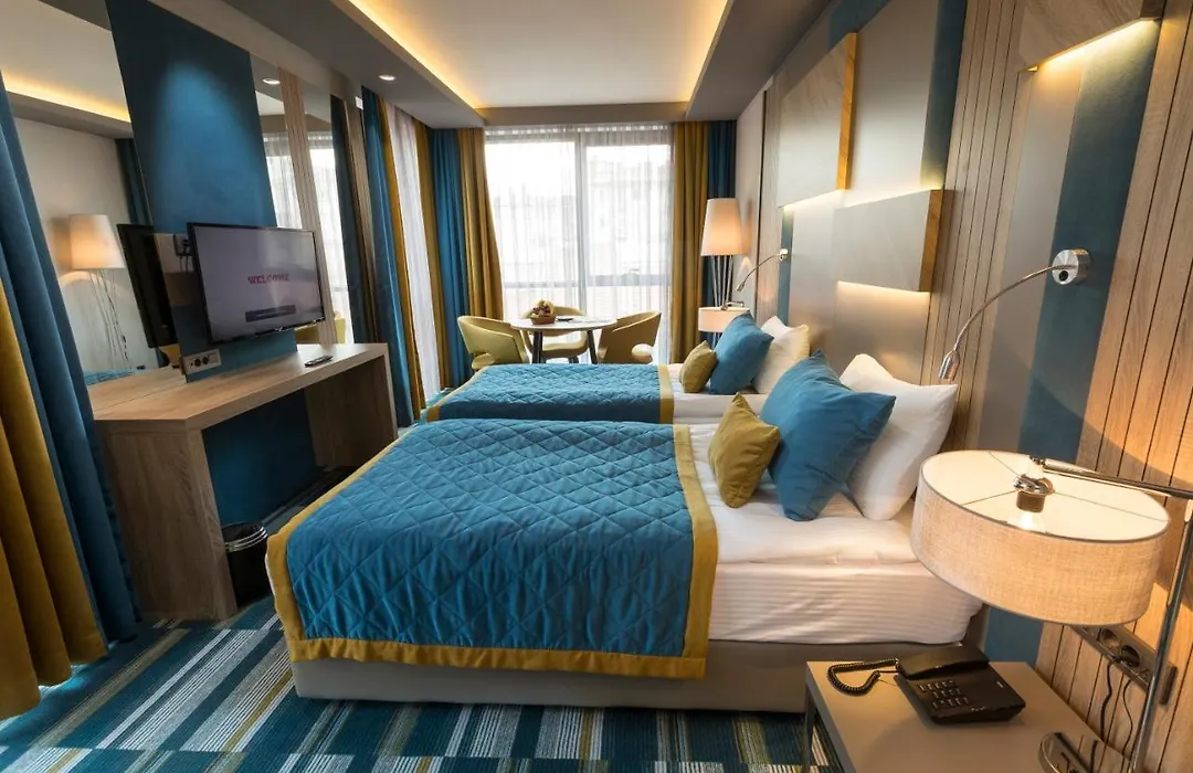 Izz Otel-1