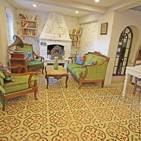 Eflatun Konuk Evi-2